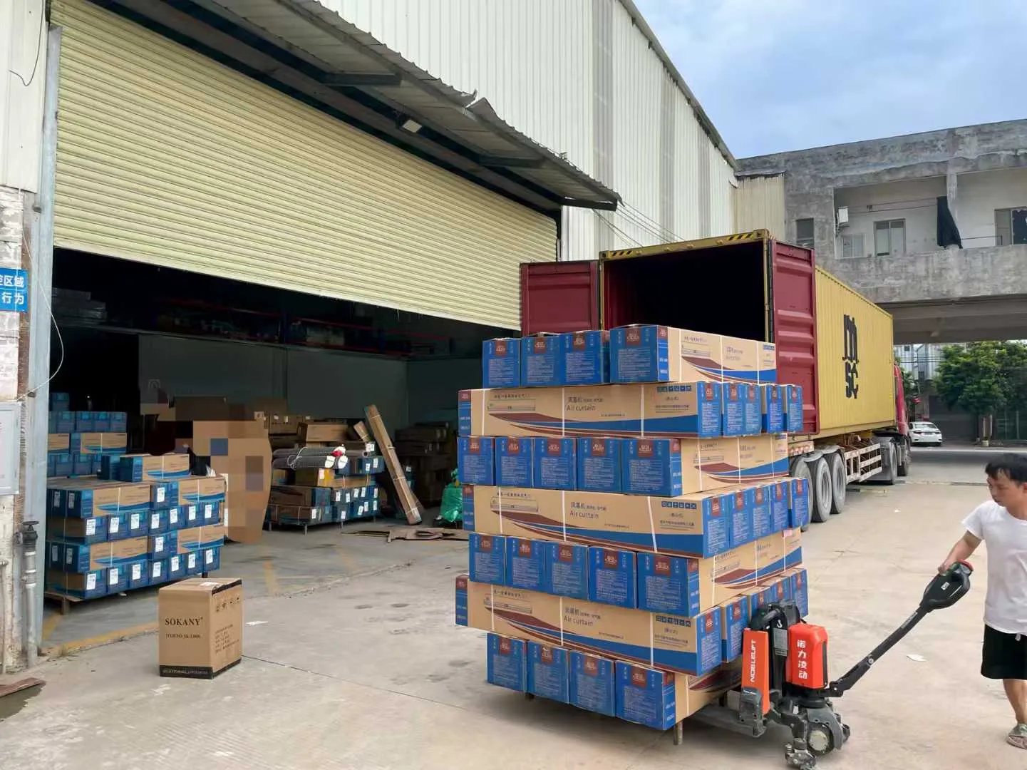 Load the customer-customized air curtain and prepare for shipping by sea.