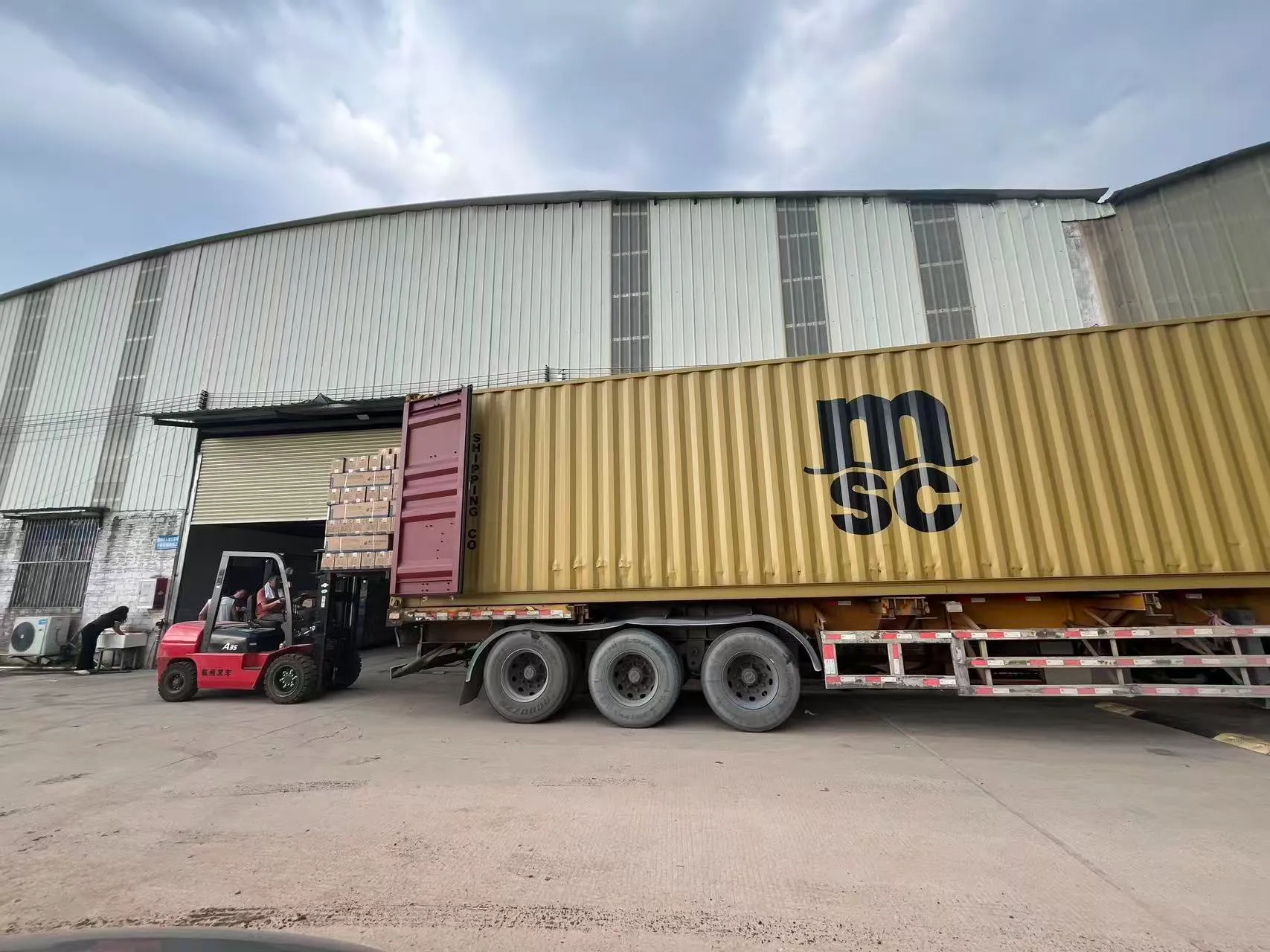 Load the customer-customized air curtain and prepare for shipping by sea.